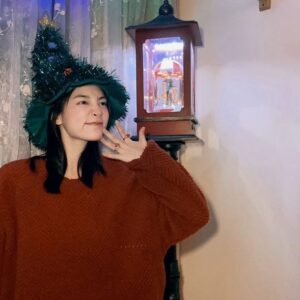 Gingle Wang Instagram - ：
“Till the evening comes, and the sky slowly becomes dark, come, my loved one, and be like a roe on the mountains of Bether.”

Merry Christmas. 🎄🤍🧸🎁🎅🏼