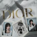 Gingle Wang Instagram - ： 情人節將至，《Miss Dior親吻香膏》順理成章地成為我最好的過節對象 精巧高訂的外型，和經典的迪奧唇膏相似。外殼用高質感的織布包覆。用蒙田灰和溫柔粉兩色的千鳥格紋替香膏穿上獨一無二的洋裝。補香也可以補得很精緻，一不小心就成為了全場焦點❤️ 其中我特別偏愛《MISS DIOR花漾迪奧淡香水》，本身早就是這款味道的頭號粉絲了，從工作到生活都離不開自己熟悉的清新花香。最近更是發現如果先使用香膏後使用同款香水製造完美的疊香，可以讓效果更持久，成為無庸置疑的香香公主😻🤍 @DiorBeauty #MissDior #MissDior親吻香膏