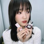 Gingle Wang Instagram - ： 情人節將至，《Miss Dior親吻香膏》順理成章地成為我最好的過節對象 精巧高訂的外型，和經典的迪奧唇膏相似。外殼用高質感的織布包覆。用蒙田灰和溫柔粉兩色的千鳥格紋替香膏穿上獨一無二的洋裝。補香也可以補得很精緻，一不小心就成為了全場焦點❤️ 其中我特別偏愛《MISS DIOR花漾迪奧淡香水》，本身早就是這款味道的頭號粉絲了，從工作到生活都離不開自己熟悉的清新花香。最近更是發現如果先使用香膏後使用同款香水製造完美的疊香，可以讓效果更持久，成為無庸置疑的香香公主😻🤍 @DiorBeauty #MissDior #MissDior親吻香膏