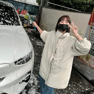 Gingle Wang Instagram - ：
今天幫女鵝洗澡！洗車辣妹です🫡