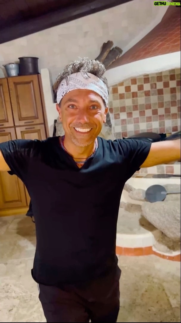 Gino D'Acampo - 15.7K Likes - Today I am going to challenge @ginopizzaovens against a traditional wooden fire pizza oven…
GDx