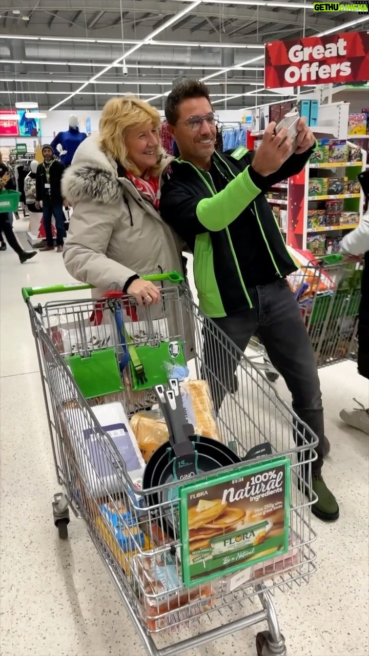 Gino D'Acampo - 19K Likes - I met this lady on my last shift at @asda … I promise I didn’t put the pans in her trolley…. #ASDA #ad #Cookware
GDx