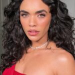 Giovana Cordeiro Instagram – Em Dezembro tem novidade do @marceloserrado1 no @multishow e eu tive o privilégio de ser uma das convidadas de um dos programas mais legais que eu já participei! 

Essa foi a produção da @daniellabmakeup pra esse dia que já ficou na memória! 

Em breve conto mais pra vocês. “Vamos pro after” estreia já já e vocês vão amar tanto quanto eu, tenho certeza!