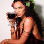 Giovana Cordeiro Instagram - O teatro começou com procissões para cultuar a colheita da uva, regado de muito vinho e manifestações artísticas. Isso me lembra muito o que a @gresuportodapedra faz hoje no seu primeiro ensaio na Sapucaí: um cortejo com suas alegorias, o seu despudor físico e sua alegria popular, sempre com intuito de compartilhar a sabedoria. Assim nasceu o meu ofício, assim nasceu o ofício de @brincantenobrega. Nesse momento, a Porto da Pedra homenageia Lunário Perpétuo, um almanaque que guiou a vida de muitos nordestinos por dois séculos e que foi representado pela @ciaosbrincantes no teatro! A minha fantasia de hoje homenageia todos os artistas que atravessam gerações com compromisso de informar e conscientizar seu povo. Estou aqui em nome dos meus, em nome dessa comunidade que faz questão de contar essa história com todo seu amor e sua gana. A arte é do povo e para o povo! Viva a arte! Viva o teatro! Viva Baco e Dionísio! Viva Antônio Nóbrega! Viva o Nordeste e o povo brasileiro! Que a arte sempre tenha espaço para se manifestar com liberdade, alegria e compromisso. EVOÉ! 🍇🎭 Beleza: @danibstudio Look: @ateliermarcioferreira Sandálias: @viferracooficial