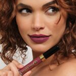 Giovana Cordeiro Instagram – Reencontrar o conforto para me expressar sem medo. 

Difícil, mas necessário e, o mais importante, coisas boas acontecem! 💅🏼 

Ainda bem que o Batom Power Stay da @avonbrasil com a longa duração de 16h me ajuda sempre nisso e agora com ainda mais Power e mais opções de cores! Olhem esse batom líquido! 😍  A cor é Uva Rosada, amei! E vocês?

#publi #VeioPraFicar