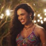 Giovana Cordeiro Instagram – Ôh, Luna… Hoje a gente se despede e eu só consigo ser grata pelo tanto que eu cresci pra ser do tamanho que você merecia ser. Nosso encontro foi cheio de desafios e hoje arrisco ter certeza do propósito desse momento: você me deixa aqui agora muito mais confiante, não sobre onde eu posso chegar mas confiante das ideias, das percepções, das intuições e confiante do que eu tenho a contribuir como artista, socialmente, e como pessoa, em qualquer lugar que eu estiver.

Realizar um sonho a essa altura do campeonato é um pouco mais maduro e realista do que o sonho da Gigi que sonhava em ser protagonista de uma novela. Não foi fácil. Ela nunca imaginou que seria, mas a criatividade se limitava em ser aquilo que ela conseguia enxergar. 

Esse momento foi o mais difícil da minha carreira, digo isto sem medo de ser mal interpretada, porque ser realista com meus objetivos nunca fez com que a vontade de realizá-los diminuísse. Ser realista me coloca com os pés no chão. Nunca tive medo do que é difícil. Quase tudo até aqui sempre foi. 

Eu nunca tive a intenção de glamorizar minha profissão porque eu descobri que era isso que queria pra minha vida quando também me descobri operária da arte e eu tenho um enorme prazer em fazer tudo que envolve meu ofício. 

Ser protagonista de uma novela, ninguém conta mas, é uma grande loucura! 😅 Um ritmo insano, um volume gigante de trabalho, muitos acessos emocionais intensos, abdicações de presença doloridas, cansaço físico e mental… Só que eu nunca tive medo de trabalhar duro e manter meu ambiente alegre, respeitoso e disponível foi a decisão mais inteligente que eu fiz até aqui. 

Desafios grandes. Eu percebo que nasci pra isso. Você me prepara pra caminhar diferente nesse mundo a partir de agora, Luna. Você me fortaleceu. Me mostrou que eu sou muito mais forte do que eu esperava. Muito mais! Você me inspira a falar pro mundo que realmente vale a pena ter disciplina e foco com o que se pretende. E que nada é capaz de tirar da gente a certeza de que merecemos estar onde os nossos sonhos nos projetam. 

Sonhem alto e trabalhem duro! 🕊️