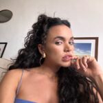 Giovana Cordeiro Instagram - Meta 2023: cuidar da pele concluída com sucesso ✅ Na rotina, além de me proteger do sol nesse verão de rachar, preciso cuidar das minhas acnes e o protetor Photoderm Cover Touch da @biodermabrasil, com 90% de cobertura, cumpre essa dupla função perfeitamente. Dá para achá-lo em qualquer @drogariavenacio, então #PassaNaVenacio. #Publi