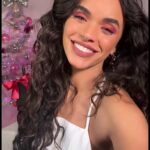 Giovana Cordeiro Instagram - Acertar em presente é bom demais! 🎁 E eu gosto de make porque traz a ideia de exaltar a beleza e fortalecer autoestima de quem a gente ama, ou até de nós mesmas. A Dona @avonbrasil arrasou nesse Natal com os kits de presentes poderosos e, pra mim, não tem erro. Já estou apaixonada pelas paletas Avon Tudo Pra Mim e Todas Em Mim da Coleção Juntas que são super versáteis. 💘 #BrilheComAvon #Publi