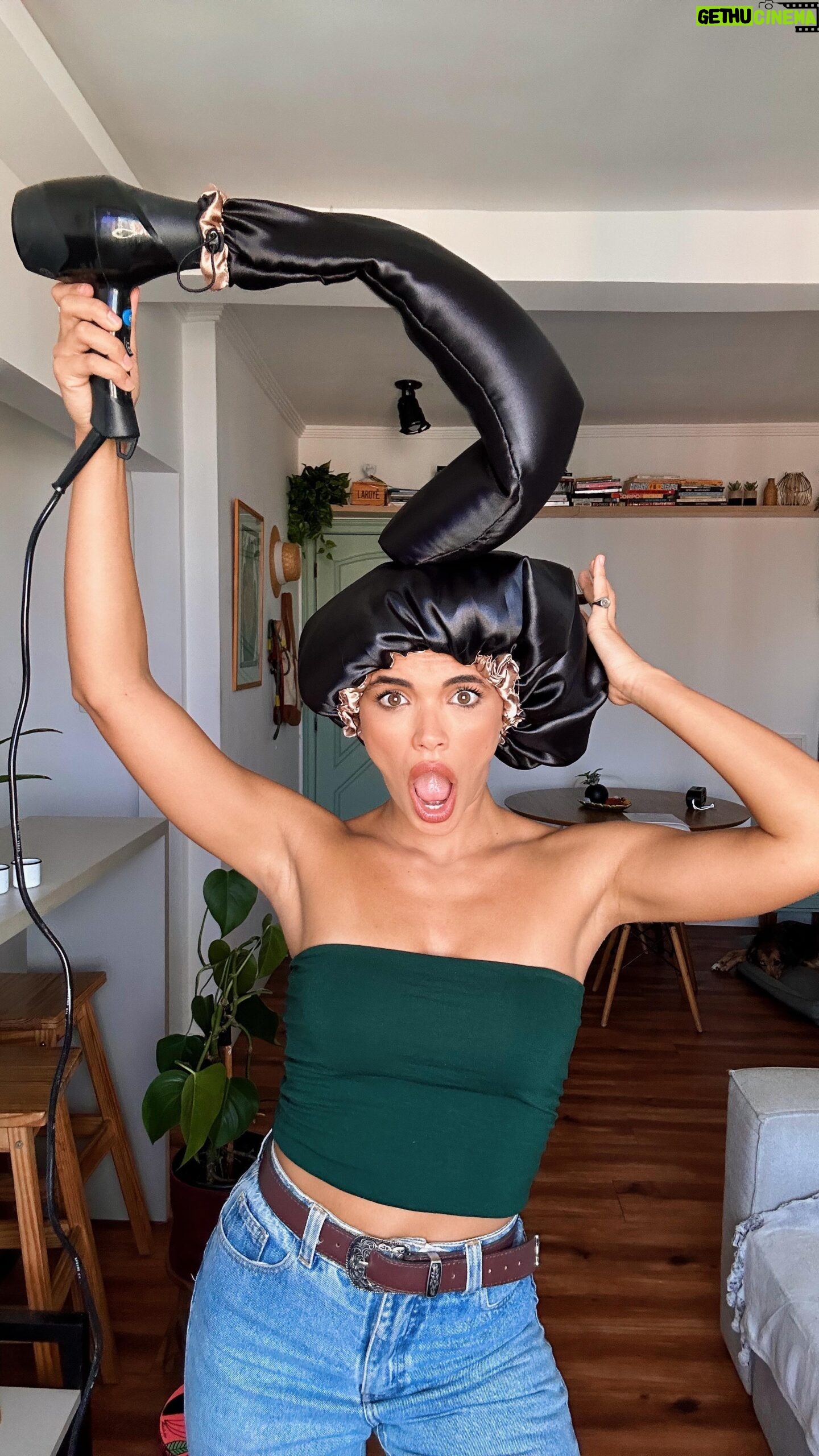 Giovana Cordeiro - 82.6K Likes - Testei a touca difusora 🫢
Não sei vocês mas eu achei mto prática e fácil!
Comenta aqui qual outra dica de cabelo eu posso testar 👇🏽
#AguentaFirme