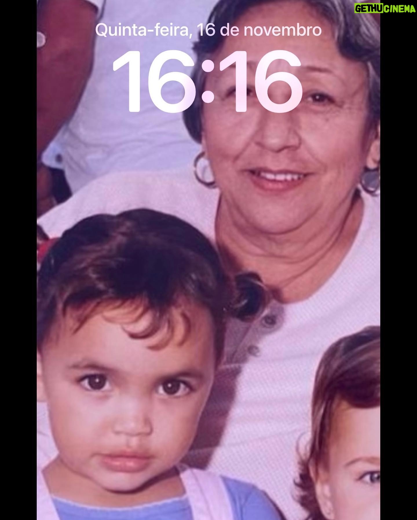 Giovana Cordeiro - 60.5K Likes - Eu celebro a minha vida e celebro a vida de todas que vieram antes de mim. Celebro Dona Marita que está sempre presente em energia, no meu pensamento, nas minhas decisões e minhas emoções. Celebro Dona Norma que me presenteia com sua alegria, seu cuidado e sua força.
Celebro Lillian que me deu a vida com tanta garra e amor.
Celebro Natália e Daniela, minhas fiés escudeiras que nunca me abandonam. Celebro Luciana e Fabíola, minhas tias, com quem aprendi muito sobre dedicação e trabalho. Celebro Duda e Bruna, que construíram comigo a nossa liberdade e nossa identidade. Celebro a Thaia e abençoo a sua vida com todo meu amor! Celebro meu pai, Flavio, por ter sido o maior incentivador dos meus dos meus sonhos. Seu Israel, que me ensinou sobre honestidade e perseverança. Geraldinho, que está em poucas lembranças mas em cada conquista minha consigo te ouvir dizer “minha artista!”.
Nunca andei só. Nunca andarei. Se eu sou hoje é porque eles também foram e são.