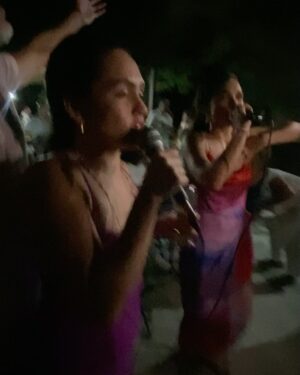 Giovana Cordeiro Instagram - Eu celebro a minha vida e celebro a vida de todas que vieram antes de mim. Celebro Dona Marita que está sempre presente em energia, no meu pensamento, nas minhas decisões e minhas emoções. Celebro Dona Norma que me presenteia com sua alegria, seu cuidado e sua força.
Celebro Lillian que me deu a vida com tanta garra e amor.
Celebro Natália e Daniela, minhas fiés escudeiras que nunca me abandonam. Celebro Luciana e Fabíola, minhas tias, com quem aprendi muito sobre dedicação e trabalho. Celebro Duda e Bruna, que construíram comigo a nossa liberdade e nossa identidade. Celebro a Thaia e abençoo a sua vida com todo meu amor! Celebro meu pai, Flavio, por ter sido o maior incentivador dos meus dos meus sonhos. Seu Israel, que me ensinou sobre honestidade e perseverança. Geraldinho, que está em poucas lembranças mas em cada conquista minha consigo te ouvir dizer “minha artista!”.
Nunca andei só. Nunca andarei. Se eu sou hoje é porque eles também foram e são.