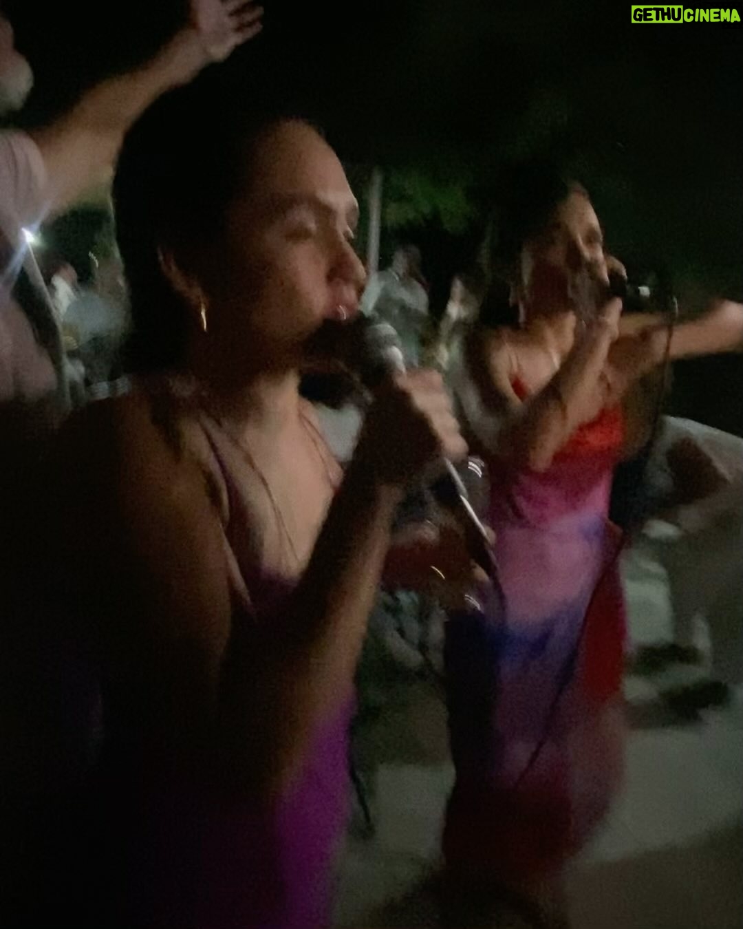Giovana Cordeiro - 60.5K Likes - Eu celebro a minha vida e celebro a vida de todas que vieram antes de mim. Celebro Dona Marita que está sempre presente em energia, no meu pensamento, nas minhas decisões e minhas emoções. Celebro Dona Norma que me presenteia com sua alegria, seu cuidado e sua força.
Celebro Lillian que me deu a vida com tanta garra e amor.
Celebro Natália e Daniela, minhas fiés escudeiras que nunca me abandonam. Celebro Luciana e Fabíola, minhas tias, com quem aprendi muito sobre dedicação e trabalho. Celebro Duda e Bruna, que construíram comigo a nossa liberdade e nossa identidade. Celebro a Thaia e abençoo a sua vida com todo meu amor! Celebro meu pai, Flavio, por ter sido o maior incentivador dos meus dos meus sonhos. Seu Israel, que me ensinou sobre honestidade e perseverança. Geraldinho, que está em poucas lembranças mas em cada conquista minha consigo te ouvir dizer “minha artista!”.
Nunca andei só. Nunca andarei. Se eu sou hoje é porque eles também foram e são.