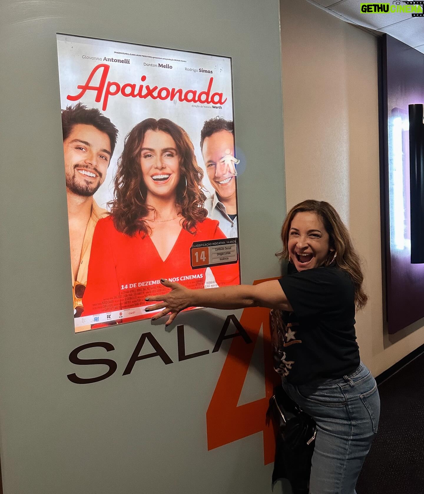 Giovana Cordeiro Instagram - APAIXONADA. o motivo tá nos cinemas de td país. vai ver ;) 🎞️📽️ @apaixonadaofilme
