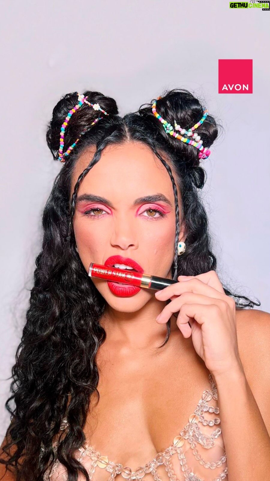 Giovana Cordeiro - 33K Likes - O match perfeito para o carnaval existe e a @cordeirogi está aqui para provar 💄💖🎉🥳💋
Do dia até a noite, nos bloquinhos, na avenida, pronta para dançar, beber, comer e beijar, sem preocupação… Ele entrega 16h de duração. Com conforto, sem preocupação.
✨ Cobertura total em uma só passada
✨ Acabamento mate confortável
✨ 20 cores para o seu carnaval
A dica é certa: #VeioPraFicar e não te deixa na mão, viu?