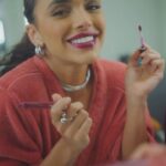 Giovana Cordeiro Instagram - #BASTIDORES 🤳Prontos pra descobrir o que a @cordeirogi leva na bolsa? 👀 Vem ver o que é essencial no dia a dia, além de conferir quais são os produtos @avonbrasil que são os verdadeiros aliados dos longos dias de gravação da nossa Luna, de #Fuzuê! #VeioPraFicar #AvonNaFuzuê #Publicidade