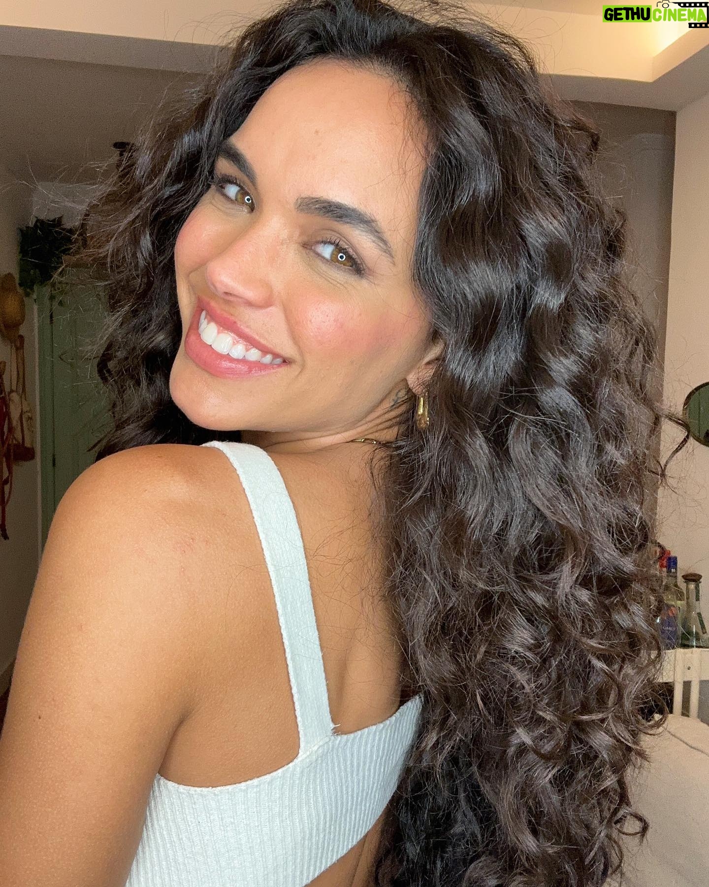 Giovana Cordeiro - 46.1K Likes - Às sextas usamos branco
