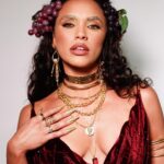 Giovana Cordeiro Instagram - O teatro começou com procissões para cultuar a colheita da uva, regado de muito vinho e manifestações artísticas. Isso me lembra muito o que a @gresuportodapedra faz hoje no seu primeiro ensaio na Sapucaí: um cortejo com suas alegorias, o seu despudor físico e sua alegria popular, sempre com intuito de compartilhar a sabedoria. Assim nasceu o meu ofício, assim nasceu o ofício de @brincantenobrega. Nesse momento, a Porto da Pedra homenageia Lunário Perpétuo, um almanaque que guiou a vida de muitos nordestinos por dois séculos e que foi representado pela @ciaosbrincantes no teatro! A minha fantasia de hoje homenageia todos os artistas que atravessam gerações com compromisso de informar e conscientizar seu povo. Estou aqui em nome dos meus, em nome dessa comunidade que faz questão de contar essa história com todo seu amor e sua gana. A arte é do povo e para o povo! Viva a arte! Viva o teatro! Viva Baco e Dionísio! Viva Antônio Nóbrega! Viva o Nordeste e o povo brasileiro! Que a arte sempre tenha espaço para se manifestar com liberdade, alegria e compromisso. EVOÉ! 🍇🎭 Beleza: @danibstudio Look: @ateliermarcioferreira Sandálias: @viferracooficial