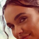 Giovana Cordeiro Instagram – Tem ritual de auto cuidado melhor do que um bom banho no fim do dia? 🌸

A rotina tem sido cada dia mais intensa com gravações, eventos, ensaios, desfiles, vida pessoal… e a nova linha da @Francis.Br, inspirada nos perfurmes de frutas brasileiras, traz a renovação e refrescância necessárias depois de dias cansativos. 

São 8 fragâncias com perfumes deliciosos (Amora, Carambola, Acerola, Manga Rosa, Capim Limão, Graviola, Água de coco e Lima doce) que hidratam a pele e fazem eu me sentir nova, pronta para outro dia. 

#Publi #InspireERenoveSe