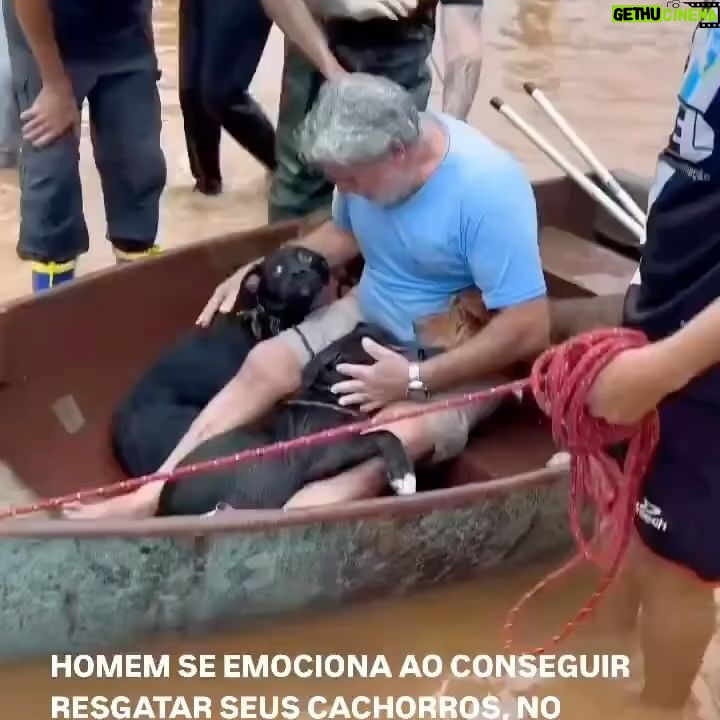 Giovanna Ewbank Instagram - Estou há dias com um nó na garganta que não sai. São dias de muita angústia, tristeza sentimento de impotência e insônia imaginando o sofrimento de todos no Rio Grande Do Sul. Por aqui, estou doando, postando, rezando, ajudando como posso, assim como vários brasileiros nessa corrente de solidariedade. Hoje, quero falar sobre os resgates doas animais. Quero agradecer, parabenizar e pedir ajuda para que as ONGs que estão à frente desse trabalho lindo e tão sofrido, possam continuar. Nenhum ser pode ficar para trás. E tenho também acompanhado o trabalho de todos para que nenhum serzinho fique pra trás desamparado, abandonando com medo, fome e frio. E para que esses anjos possam continuar o seu trabalho que quero pedir ajuda! Eles precisam de ração, água, medicamentos, cobertores entre tantas outras coisas. Muitos animais estão com hipotermia, doentes e precisando de nós! Vou marcar aqui algumas pessoas e ONGs que tem feito um trabalho incrível, sério e seguro. E peço que cada um aqui ajude como puder, qualquer quantia é válida! Juntos somos melhores! AJUDE! 😢🙏🏿❤️ @deisefalci (PIX: deisefalci@gmail.com) @grad_brasil (PIX: 54.465.282/0001-21) @gras.arnaldo (PIX: CNPJ 48.793.976/0001-95) @resgateanimal.grabh (PIX: CNPJ 48.793.976/0001-95) @patologiadoprofaldair