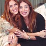 Giovanna Ewbank Instagram - Os laços que me unem a minha mãe estão para além da maternidade e do laço físico. Como ela mesma diz, laços invisíveis nos unem, mas que ao mesmo tempo são tão visiveis que transbordam na nossoa relação pessoal e profissional. Minha mãe é também minha melhor amiga e minha stylist, nossa relação é dois em um, assim como os produtos da Sonho Dos Pés. E quando a marca nos convidou pra fazermos a campanha LAÇOS, juntas, ficamos super emocionadas, porque tinha tudo a ver com a gente. Juntamos tudo o que temos de melhor na nossa relação e resgatamos laços que existem desde que eu era pequenininha. Te amo, maminha! Que os laços que nos unem ultrapassem gerações. Muito obrigada @sonhodospesoficial por esse presente! ❤️ #diadasmaessonho | Publi