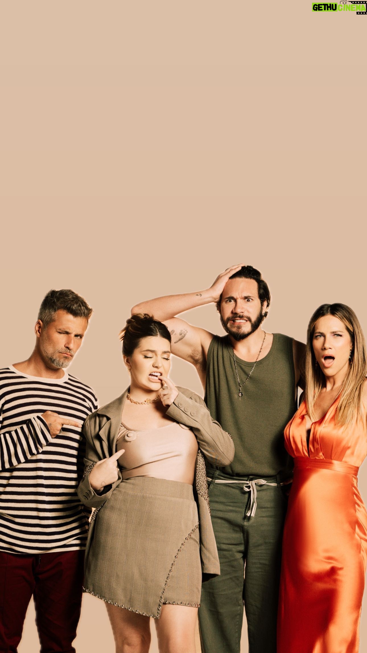 Giovanna Ewbank Instagram - No #SURUBAUM dessa semana nós recebemos esse casal amado por nós e pelo Brasiiiil @viihtube e @eliezer se jogaram e contaram TUDO! Desde de o início do relacionamento deles até os dias de hoje, e acreditem tem muita história hilária!!! Kkkkkkkkkkk esses dois são demais! Aproveita que é feriado e clica no link da BIO 👆🏽