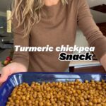 Gisele Bündchen Instagram – Yummy turmeric chickpea snack!
Recipe:
2 cups of cooked chickpeas
1 tbs of olive oil
1 tbs of turmeric 
½ tbs of smoked paprika
Salt
And enjoy! 😋

Delicioso lanche de grão de bico com cúrcuma!
Receita:
2 xícaras de grão de bico cozido
1 colher de sopa de azeite
1 colher de sopa de cúrcuma 
½ colher de sopa de páprica defumada
Sal
E aproveitar!