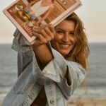 Gisele Bündchen Instagram – I’m very, very happy, grateful and surprised to be in #2 place on the @nytimes bestselling books list. I just want to thank everyone who made this book possible. Thank you to all the chefs and people I met along this journey who taught me so much. Thank you @elinorbhutton for writing this book with me.  Thank you to my beloved mother for teaching me that food is sacred and never to waste.
And thank you very much to everyone who purchased and believes that a healthy diet can also be delicious, I hope you enjoy it and feel nourished 🙏🏼❤️✨🎉

Estou muito, muito feliz, grata e surpresa por estar em segundo lugar na lista de livros mais vendidos do New York Times. Só quero agradecer a todos que tornaram este livro possível. Obrigada a todos os chefs e pessoas que conheci ao longo desta caminhada e que tanto me ensinaram. Obrigada Elinor Hutton por escrever este livro comigo. Obrigada à minha amada mãe por me ensinar que a comida é sagrada e nunca deve ser desperdiçada.
E muito obrigada a todos que compraram e acreditam que uma alimentação saudável também pode ser uma delícia, espero que gostem e se sintam nutridos.