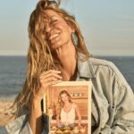 Gisele Bündchen Instagram – I’m very, very happy, grateful and surprised to be in #2 place on the @nytimes bestselling books list. I just want to thank everyone who made this book possible. Thank you to all the chefs and people I met along this journey who taught me so much. Thank you @elinorbhutton for writing this book with me.  Thank you to my beloved mother for teaching me that food is sacred and never to waste.
And thank you very much to everyone who purchased and believes that a healthy diet can also be delicious, I hope you enjoy it and feel nourished 🙏🏼❤️✨🎉

Estou muito, muito feliz, grata e surpresa por estar em segundo lugar na lista de livros mais vendidos do New York Times. Só quero agradecer a todos que tornaram este livro possível. Obrigada a todos os chefs e pessoas que conheci ao longo desta caminhada e que tanto me ensinaram. Obrigada Elinor Hutton por escrever este livro comigo. Obrigada à minha amada mãe por me ensinar que a comida é sagrada e nunca deve ser desperdiçada.
E muito obrigada a todos que compraram e acreditam que uma alimentação saudável também pode ser uma delícia, espero que gostem e se sintam nutridos.