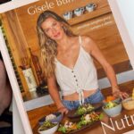 Gisele Bündchen Instagram – Muito feliz em lançar o meu livro de receitas, Nutrir, no Brasil e ter uma conversa inspiradora sobre saúde, alimentação, e bem-estar com @angelicaksy @taisdeverdade @silviabraz . Muito obrigada meninas por estarem comigo nesse dia tão especial e também obrigada a todas outras mulheres que estavam presentes.

Espero que todos vocês aproveitem o livro! 😘

I’m so happy to launch my cookbook, Nourish, in Brazil and have an inspiring conversation about health, food, and well-being with Angélica, Taís e Sílvia. Thank you so much girls for being with me on this special day and also thank you to all the other women who were present.

I hope you all enjoy the book!