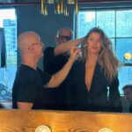 Gisele Bündchen Instagram – I can’t believe we did 13 images in 3 hours! That was a record for me. Thank you for coming to Miami and having a good time with me, I had so much fun! You guys rocked! 
@thepopmag
@seanandseng
@stephaniewaknine
@larissagunn
@shayashual
@markcarrasquillo
@suzannahsnow
@benkelwaystudio
📸

Nem acredito que fizemos 13 imagens em 3 horas! Isso foi um recorde para mim. Obrigada por virem a Miami fotografar comigo, me diverti muito! Vocês arrasaram!