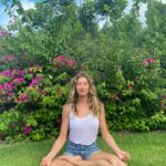 Gisele Bündchen Instagram – Our well-being depends on the choices we make every day. Start by nourishing your mind with uplifting thoughts, feeding your body healthy organic foods, making sure to move, rest, and take moments of silence and reflection, and be sure to surround yourself with good people. It is all about choosing wisely. Create a life that feels good from the inside out. Recognize that each choice is a step towards a healthier, more fulfilled self. Our health and happiness depend on us! Let’s do this! ✨ 🧘‍♀️ 

Nosso bem-estar depende das escolhas que fazemos todos os dias. Comece nutrindo sua mente com pensamentos positivos, alimentando seu corpo com alimentos orgânicos e saudáveis, procure se movimentar, fazer exercícios, mas também descansar e ter momentos de silêncio e reflexão, e busque cercar-se de pessoas boas. Crie uma vida que seja boa de dentro para fora. Reconheça que cada escolha é um passo em direção a um eu mais saudável e realizado. Nossa saúde e felicidade dependem de nós!