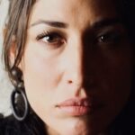 Giselle Itié Instagram - “ Para mim basta morrer nesta terra sepultarem-me nela em seu solo úmido dissolver e sumir e renascer como erva sobre a terra renascer em flor machucada por mão de criança crescida na terra que é minha mãe para mim basta estar junto ao seio da terra que é minha mátria como solo como erva como flor. “ ❤️🍉!!!!! 📸 @juhelcer ps: outro presente do cel #🍉🍉🍉