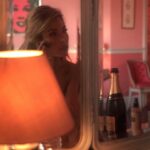 Giselle Itié Instagram – tanto pra escrever, expressar, jorrar e mais do que nunca chorar pra todo o sempre. exausta é uma palavra que me visita revisita e hiberna tão dentro aqui. tenho uma raiva louca extremamente psicodélica do meu eu* passado de ter sido sequestrado tantas vezes e nunca ter feito nada ‘assim como essas imagens aí’ e hoje em pleno 2024. me vejo mais exausta do que nunca. pois a consciência nos dá de presente toda vontade de sumir ou de brigar ao mesmo tempo. quando escrevo brigar quero dizer aniquilar com todo o meu dom de Vênus em Escorpião. não suporto mais me forçar a ficar calada no fundo do oceano com o meu filho no colo. vendo tantos machos escrotos desfilando nos seus jet skis. estes seres que fazem de tudo pra nos afundar cada vez mais. sendo eles ou genitor, ou tio, ou um pseudo x, sendo um vizinho ou até mesmo um político. tô exausta em ver tantas mulheres morrendo sofrendo queimadas. tô querendo desaparecer. e não é de hoje. é desde o dia que me percebi menina. hj mulher. hj mãe. sei lá… que mundo é esse? *texto da futura Mica #tbt ps: MACHOS SAUDAVEIS TOC TOC TOC o SILÊNCIO DE VOCÊS MATA.