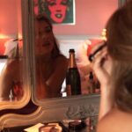 Giselle Itié Instagram – tanto pra escrever, expressar, jorrar e mais do que nunca chorar pra todo o sempre. exausta é uma palavra que me visita revisita e hiberna tão dentro aqui. tenho uma raiva louca extremamente psicodélica do meu eu* passado de ter sido sequestrado tantas vezes e nunca ter feito nada ‘assim como essas imagens aí’ e hoje em pleno 2024. me vejo mais exausta do que nunca. pois a consciência nos dá de presente toda vontade de sumir ou de brigar ao mesmo tempo. quando escrevo brigar quero dizer aniquilar com todo o meu dom de Vênus em Escorpião. não suporto mais me forçar a ficar calada no fundo do oceano com o meu filho no colo. vendo tantos machos escrotos desfilando nos seus jet skis. estes seres que fazem de tudo pra nos afundar cada vez mais. sendo eles ou genitor, ou tio, ou um pseudo x, sendo um vizinho ou até mesmo um político. tô exausta em ver tantas mulheres morrendo sofrendo queimadas. tô querendo desaparecer. e não é de hoje. é desde o dia que me percebi menina. hj mulher. hj mãe. sei lá… que mundo é esse? *texto da futura Mica #tbt ps: MACHOS SAUDAVEIS TOC TOC TOC o SILÊNCIO DE VOCÊS MATA.