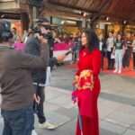 Giselle Itié Instagram – Após 02 décadas mergulhada no filme 
“ O Barulho da Noite “
a talentosíssima e extremamente sensível diretora tocantinense @evitaapereira 
pariu essa história tão profunda e necessária no @festivaldecinemadegramado 

 @obarulhodanoiteofilme é uma denúncia contada por um olhar  poético sobre o grito contido  e angustiante que existe e resiste nas meninas e mulheres, após serem atravessadas sistematicamente pela dor do abuso dentro dos seus lares.

É um filme valiosíssimo para nossa sociedade. 

Amiga, Obrigada por me deixar fazer parte deste momento tão potente. 
Além de ser esta artista gigante, você é uma mulher de uma força inexplicável com um coração cheio de amor e arte.

Te Amo Muito e estou muito feliz em ser sua babá número 02 e… prooooooonto. ❤️🥹