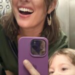 Giselle Itié Instagram - as vezes, ou muitas vezes ou quase sempre vivo no pensamento “ e se amanhã tudo der errado ? “ no seu partir qual sentir seria necessário para ir minimamente em paz e me vem abraços molhados, palavras tantas vezes sentidas, olhares profundos rellenos de amor, quanta vida latente transparente na morte de cada dia “ e se amanhã tudo der errado “ alem de mergulhar na alma da minha cria o que mais me faz me sentir viva? alem de me sentir acolhida pelos meus? escrevi escrevi só pra ter certeza no AME O AGORA porque daqui um segundo pode dar tudo errado* e você partir em um só respiro.
