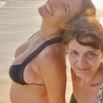 Giselle Itié Instagram - Mami, agradeço todos os dias por ter vindo de você. Sua alma é rellena de Amor e muita Luz. A forma como você leva a vida só me eleva como mulher e me dá muita fuerza pra contar a minha história. quando questiono a educação que foi dada. em nenhum momento levanto todo o valor que foi me presenteado por você. de jeito nenhum! sei que você me criou da melhor forma possível. só estou em pé, como mulher e mãe do PP Luna, fazendo a transição da educação tradicional para a educação positiva porque você também me deu este repertório🩵 eu sei de todo o Amor que me é dado todos os dias. pra mim e para o nosso PP. Te Amo e te Agradeço profundamente. Feliz Dia Todos os Dias e para Sempre.