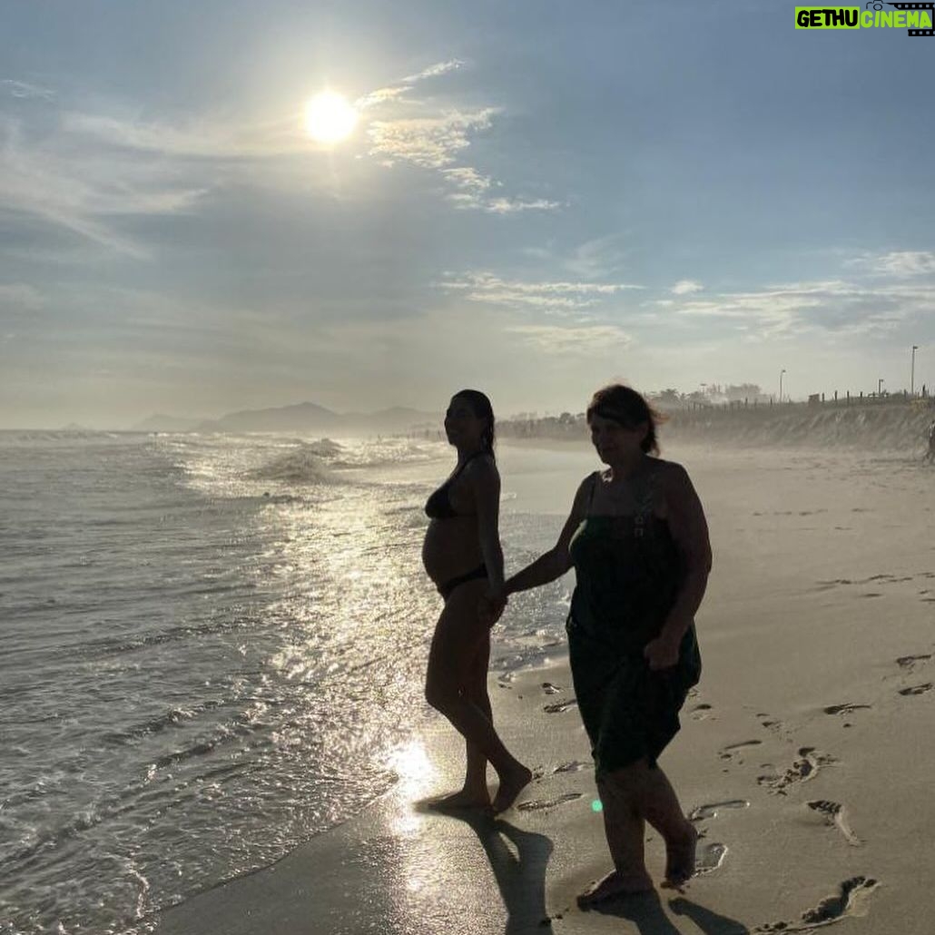 Giselle Itié Instagram - Mami, agradeço todos os dias por ter vindo de você. Sua alma é rellena de Amor e muita Luz. A forma como você leva a vida só me eleva como mulher e me dá muita fuerza pra contar a minha história. quando questiono a educação que foi dada. em nenhum momento levanto todo o valor que foi me presenteado por você. de jeito nenhum! sei que você me criou da melhor forma possível. só estou em pé, como mulher e mãe do PP Luna, fazendo a transição da educação tradicional para a educação positiva porque você também me deu este repertório🩵 eu sei de todo o Amor que me é dado todos os dias. pra mim e para o nosso PP. Te Amo e te Agradeço profundamente. Feliz Dia Todos os Dias e para Sempre.