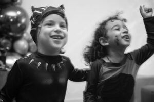 Giselle Itié Instagram - PP Luna, mí amor!
Menino baby  tão enamorado em se fantasiar, criativo que só tu!! 🩵
Me viro em mil para poder te trazer o melhor cenário para os seus personagens!
Vibro e me emociono, no quanto você verdadeiramente curte toda a sua festa montada. Obrigada por ser meu filho 🩵

Obrigada parceiros por estarem junto comigo neste sonho! No mundo do #panteranegra 

@benditoamoreventos *Acervo
@casadepuff *Puffs
@encantobaloes *Balões
@elisabeteleao_ *Bolo, pirulitos de chocolate ,cakepops e pães de mel decorados
@loucasporbiscoito *Biscoitos decorados
@sweetkdoces *Bites de pão de mel 🩵