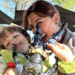 Giselle Itié Instagram - un poquito de nosotros no Mexico Lindo y Querido. viajar com uma criança é bem ameaçador. claramente ameaça seu equilíbrio emocional. ainda mais, quando a mãe foca em uma educação com respeito e não com obediência. criar uma criança que questiona a sociedade faz com que o criador quase faleça no caminho. ahhahah 🫠 mas este é o meu foco criar uma pessoa que além de questionar a sociedade, tenha muita empatia e seja gentil, muito gentil com todos.