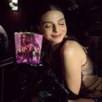 Gisselle Kuri Instagram - Que noche tan bella 💘 tengo el corazón lleno de felicidad y gratitud por compartir este proyecto con personas tan increíbles 💜 los amo y admiro profundamente. @giuseppegamba_ @michellerenaud @elalexfdz @manucalderon_9 @merceditas1970 @anabelferreirab son maravillosos 😍. - Gracias @pirexiafilms y al Direc más chido que no tiene Instagram, pero lo queremos mucho #JMcravioto Gracias @videocine , al fabuloso Fabricio, y a todo el crew chidísimo de @malvadamovie Aplausos máximos a mis niñas de @conceptoshe gracias por acompañarme siempre, las amo 💜. Y más aplausos al glam team más top: MUA: @karianamua Hair: @javierdiaz_hairstyle Stylist: @dantealbertti Nos vemos en el cine este 29 de diciembre para disfrutar de Malvada con unas buenas palomitas y nachos con muchos muchos jalapeños. 🍿🔮🦃✨👩‍❤️‍👨🧹💘. Lxs amo, siempre. Gracias. -G.