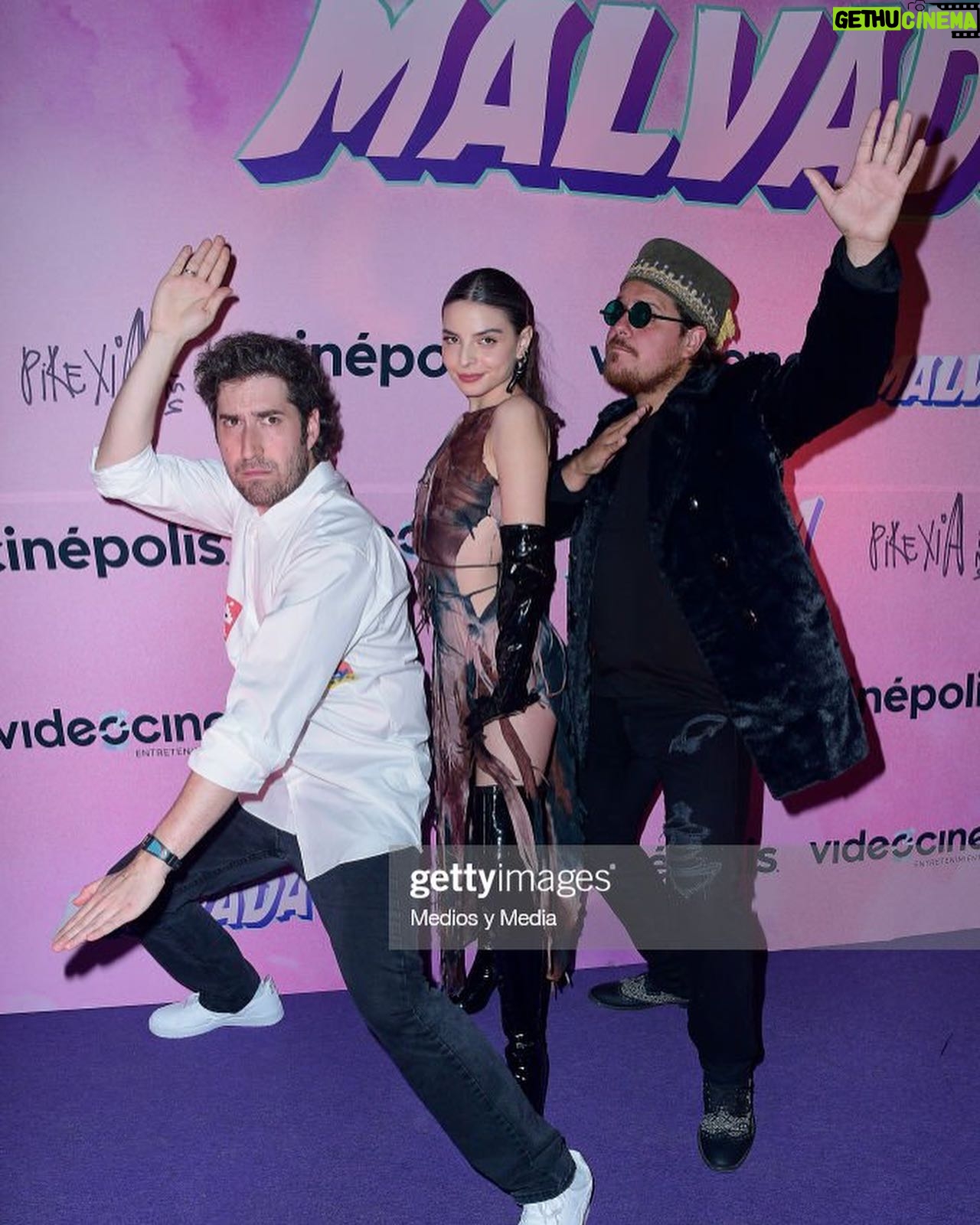 Gisselle Kuri Instagram - Que noche tan bella 💘 tengo el corazón lleno de felicidad y gratitud por compartir este proyecto con personas tan increíbles 💜 los amo y admiro profundamente. @giuseppegamba_ @michellerenaud @elalexfdz @manucalderon_9 @merceditas1970 @anabelferreirab son maravillosos 😍. - Gracias @pirexiafilms y al Direc más chido que no tiene Instagram, pero lo queremos mucho #JMcravioto Gracias @videocine , al fabuloso Fabricio, y a todo el crew chidísimo de @malvadamovie Aplausos máximos a mis niñas de @conceptoshe gracias por acompañarme siempre, las amo 💜. Y más aplausos al glam team más top: MUA: @karianamua Hair: @javierdiaz_hairstyle Stylist: @dantealbertti Nos vemos en el cine este 29 de diciembre para disfrutar de Malvada con unas buenas palomitas y nachos con muchos muchos jalapeños. 🍿🔮🦃✨👩❤️👨🧹💘. Lxs amo, siempre. Gracias. -G.