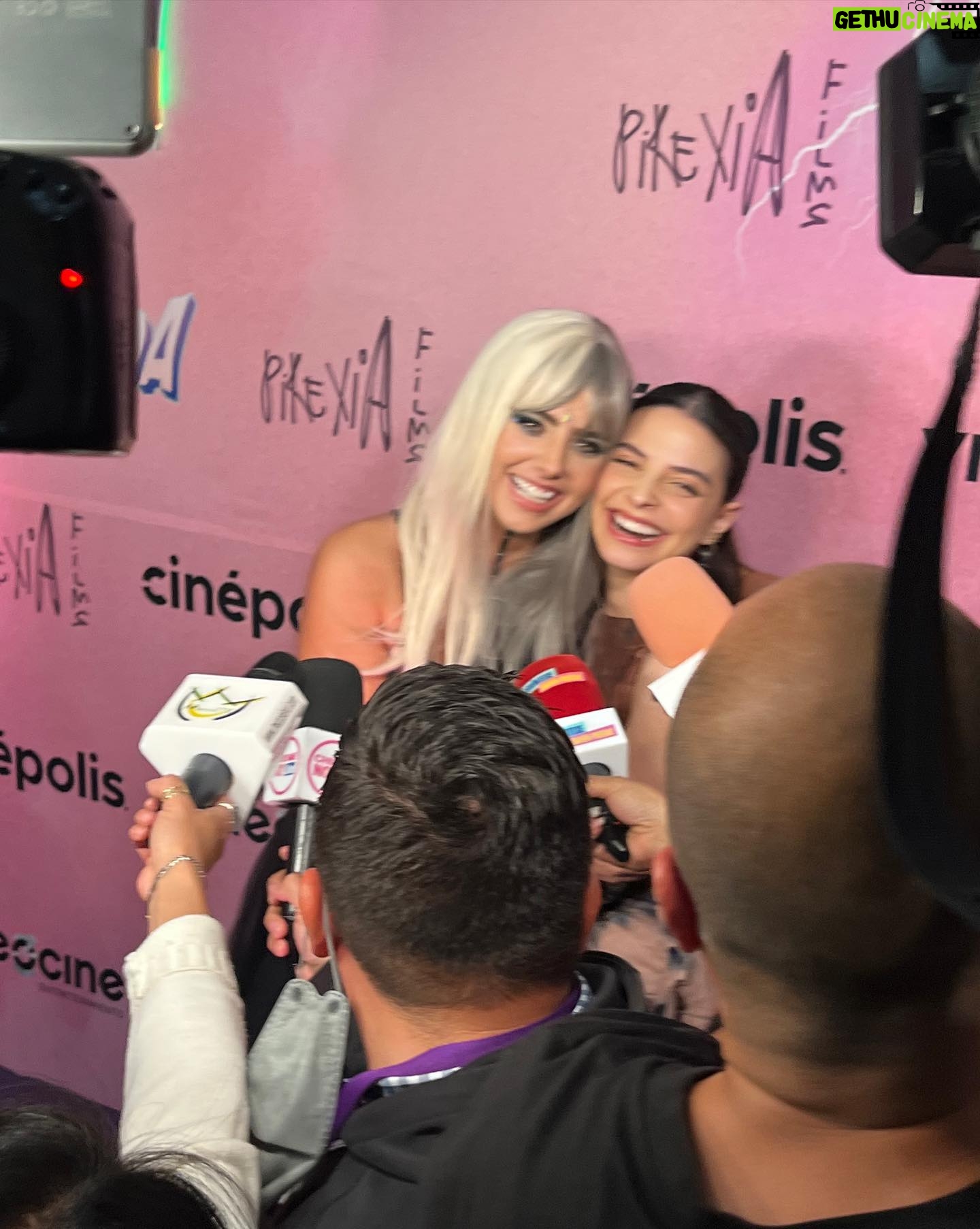 Gisselle Kuri Instagram - Que noche tan bella 💘 tengo el corazón lleno de felicidad y gratitud por compartir este proyecto con personas tan increíbles 💜 los amo y admiro profundamente. @giuseppegamba_ @michellerenaud @elalexfdz @manucalderon_9 @merceditas1970 @anabelferreirab son maravillosos 😍. - Gracias @pirexiafilms y al Direc más chido que no tiene Instagram, pero lo queremos mucho #JMcravioto Gracias @videocine , al fabuloso Fabricio, y a todo el crew chidísimo de @malvadamovie Aplausos máximos a mis niñas de @conceptoshe gracias por acompañarme siempre, las amo 💜. Y más aplausos al glam team más top: MUA: @karianamua Hair: @javierdiaz_hairstyle Stylist: @dantealbertti Nos vemos en el cine este 29 de diciembre para disfrutar de Malvada con unas buenas palomitas y nachos con muchos muchos jalapeños. 🍿🔮🦃✨👩❤️👨🧹💘. Lxs amo, siempre. Gracias. -G.