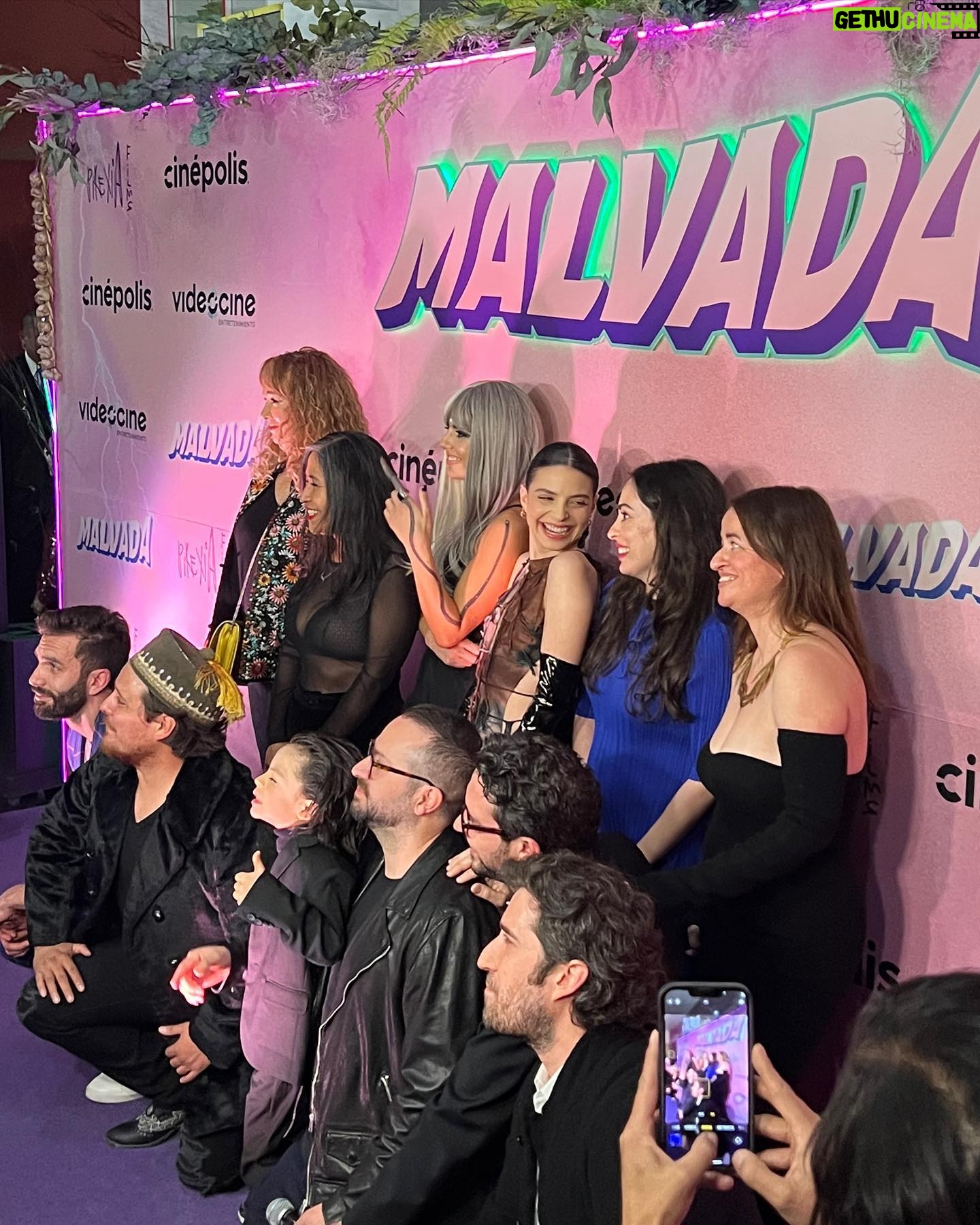 Gisselle Kuri Instagram - Que noche tan bella 💘 tengo el corazón lleno de felicidad y gratitud por compartir este proyecto con personas tan increíbles 💜 los amo y admiro profundamente. @giuseppegamba_ @michellerenaud @elalexfdz @manucalderon_9 @merceditas1970 @anabelferreirab son maravillosos 😍. - Gracias @pirexiafilms y al Direc más chido que no tiene Instagram, pero lo queremos mucho #JMcravioto Gracias @videocine , al fabuloso Fabricio, y a todo el crew chidísimo de @malvadamovie Aplausos máximos a mis niñas de @conceptoshe gracias por acompañarme siempre, las amo 💜. Y más aplausos al glam team más top: MUA: @karianamua Hair: @javierdiaz_hairstyle Stylist: @dantealbertti Nos vemos en el cine este 29 de diciembre para disfrutar de Malvada con unas buenas palomitas y nachos con muchos muchos jalapeños. 🍿🔮🦃✨👩❤️👨🧹💘. Lxs amo, siempre. Gracias. -G.