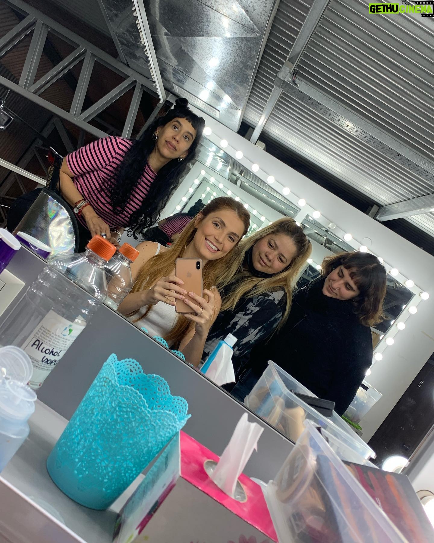 Giulia Guerrini - 27.1K Likes - Extrañando al set ♥️🥰
Y a estas personas lindas 🥰