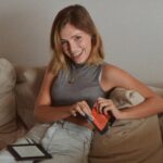 Giulia Guerrini Instagram - 3 steps per terminare la tua beauty routine perfetta. - divertiti aprendo i prodotti di @florena_skincare_it - Applica i nuovi patch rimpolpanti e/o la nuova maschera in tessuto anti age. - Continua a leggere il tuo libro preferito con la pelle più luminosa, idratata ed elastica 😍 #florena #fermentedskincare #ad