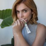 Giulia Guerrini Instagram – Ecco il nuovo contorno occhi anti-fatica di @florena_skincare_it 
Si assorbe benissimo e ti illumina lo sguardo. Lo porto in tutti i miei viaggi.
La formula è naturale e il packaging è completamente riciclabile 😍 🍃
#florena #fermentedskincare #ad