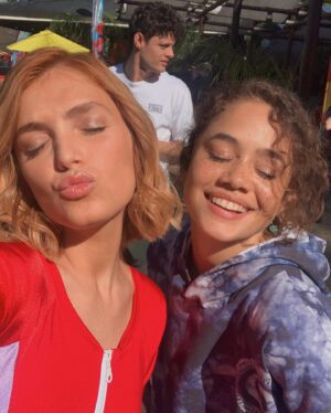 Giulia Guerrini Instagram - Salió la segunda temporada en Netflix 🔥🌊
Por fin puedo compartir algunos recuerdos 🥰
Ya la vieron? 🌊
En el último vídeo se nota que soy una campeona de wake 🤣🤣 me re dolió 🤣🤣