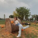 Giulia Guerrini Instagram - Autumn vibes🍂🍁🎃 Ps. Nell’ultima foto stavo pensando al freddo che verrà con l’inverno 🥶🤣 A voi piace di più l’autunno o l’inverno? ☺️