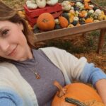 Giulia Guerrini Instagram - Autumn vibes🍂🍁🎃 Ps. Nell’ultima foto stavo pensando al freddo che verrà con l’inverno 🥶🤣 A voi piace di più l’autunno o l’inverno? ☺️